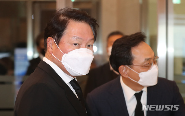 [서울=뉴시스] 최진석 기자 = 최태원 SK 회장이 26일 오후 고(故) 이건희 삼성그룹 회장 빈소가 마련된 서울 강남구 서울삼성병원 장례식장에 들어서고 있다. 2020.10.26.&nbsp; photo@newsis.com