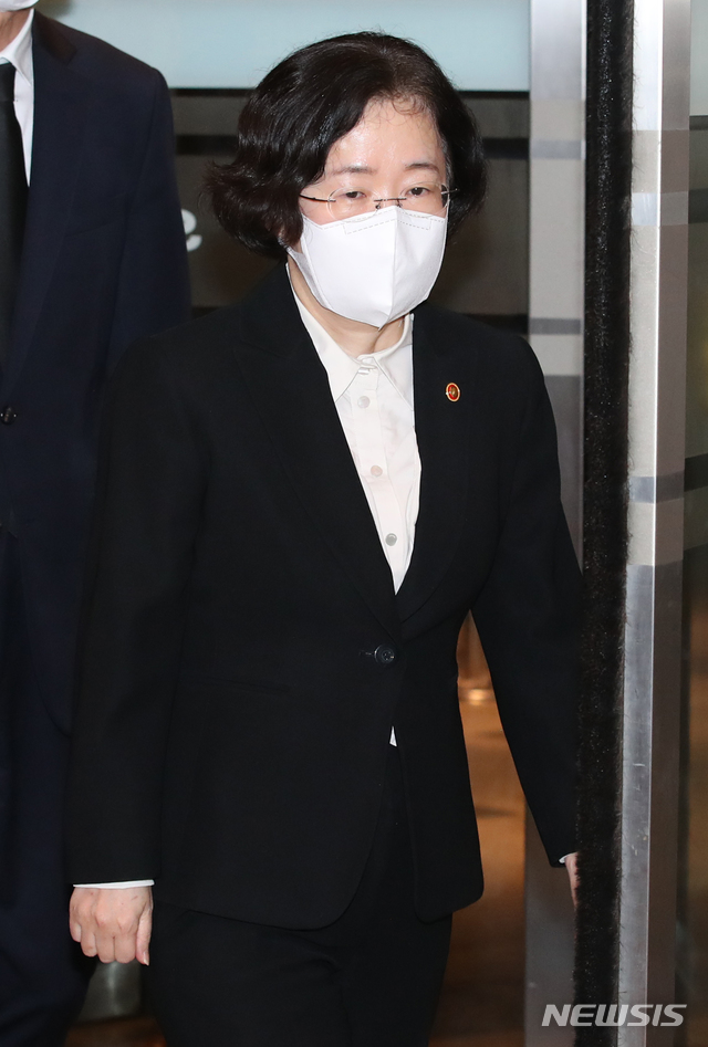 [서울=뉴시스] 최진석 기자 = 조성욱 공정거래위원장이 26일 오후 고 이건희 삼성그룹 회장 빈소가 마련된 서울 강남구 삼성서울병원 장례식장에 들어서고 있다. 2020.10.26. photo@newsis.com