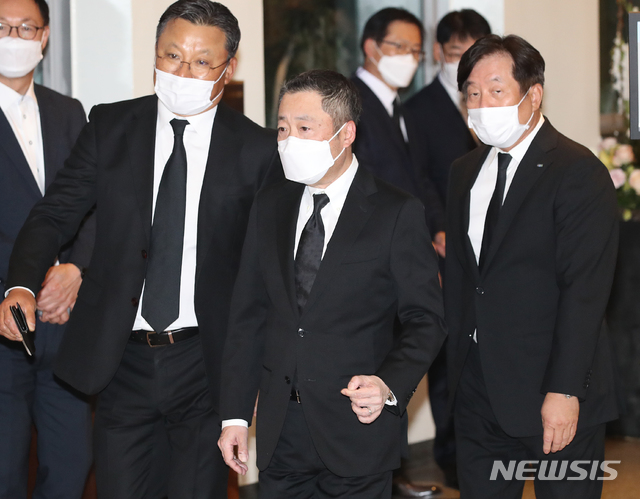 [서울=뉴시스]최진석 기자 = 박정원 두산그룹 회장이&nbsp; 26일 밤 고 이건희 삼성그룹 회장 빈소가 마련된 서울 강남구 삼성서울병원 장례식장에서 조문을 마치고 나오고 있다. 2020.10.26.&nbsp; photo@newsis.com