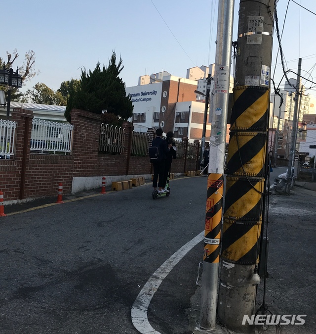 [대전=뉴시스]김도현 인턴기자 =남자 학생 2명이 27일 대전지역 모 대학가 인근 도로를 전동킥보드를 함께 타고 달리고 있다.2020.10.27. kdh1917@newsis.com