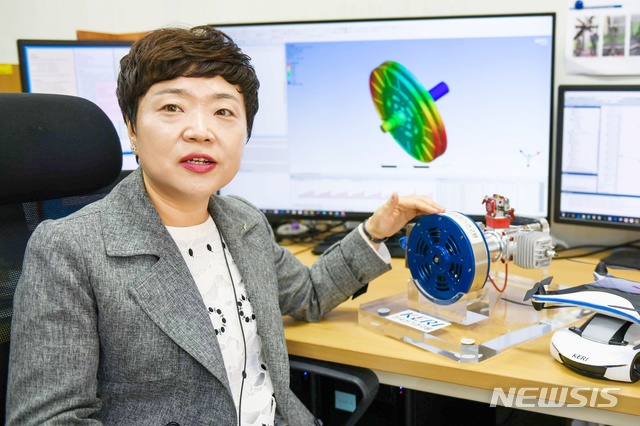 [창원=뉴시스] 한국전기연구원 전동력연구센터 책임연구원 이지영 박사. 이 박사팀은 '하이브리드 전기추진 무인항공기'에 탑재되는 핵심부품인 '축방향 자속 영구자석 발전기 및 전동기'를 독자적으로 개발했다.(사진=한국전기연구원 제공) 2020.10.27. photo@newsis.com