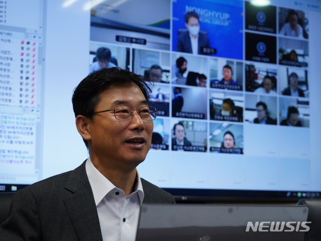[서울=뉴시스] 27일 서울 중구 NH농협금융 본사에서 열린 자산운용 전략회의에서 김형신 사업전략부문장(부사장)이 회의를 주재하고 있다. (사진=NH농협금융 제공) 2020.10.27. photo@newsis.com