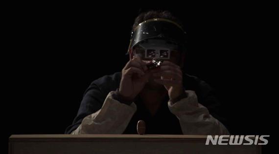 [서울=뉴시스] 함양아, <넌센스 팩토리>2013/2017, 혼합 매체, 가변 크기. <넌센스 팩토리>는 작가가 쓴 초현실적인 분위기의 짧은 단편으로, 이야기 속의 팩토리는 여섯 개의 방(중앙 이미지 박스 통제실, 복지정책을 만드는 방, 쿠폰을 만드는 방, 예술가들의 방, 팩토리의 지하, 새로운 팩토리 도면을 그리는 방)으로 구성되어 있다. 이 방들은 각각 복잡한 현대 사회의 도상, 이데올로기로서의 행복, 자본주의와 화폐 경제, 문화적 속물성, 이상주의적 가치의 불확실한 상태, 성공제일주의의 무한 경쟁을 보여준다.