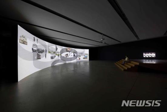 [서울=뉴시스] 2020 타이틀 매치: 함양아 vs. 서동진 흔들리는 사람들에게 전시 전경 사진(사진 촬영:김상태)