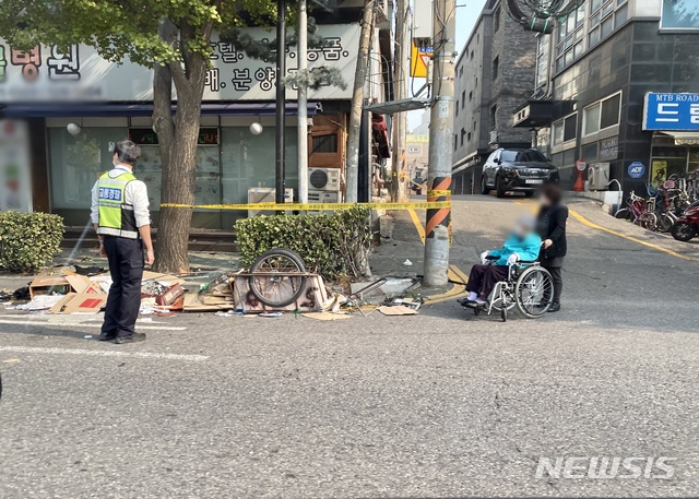[인천=뉴시스] 김동영 기자=27일 오전 11시 46분께 인천 부평구 산곡동의 한 편도 3차선 도로에서 그랜저 승용차가 가로등을 들이받고 전복된 뒤 손수레를 치는 사고가 발생했다. dy0121@newsis.com