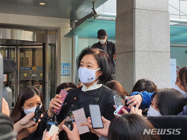 [서울=뉴시스]박영선 중소벤처기업부 장관이 27일 서울삼성병원에 마련된 고 이건희 삼성전자 회장의 빈소를 조문하고 나와 취재진의 질문을 받고 있다. 2020.10.27.(사진=고은결 기자)