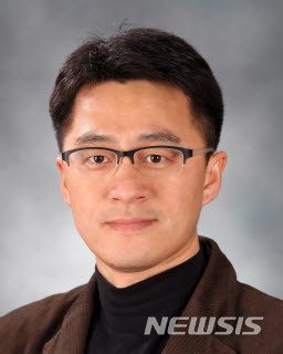 사진은 포스텍 신소재공학과 정운룡 교수.