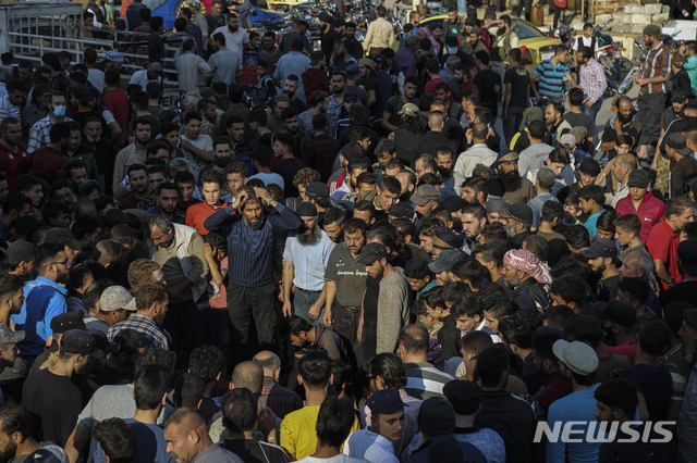 [이들리브(시리아)=AP/뉴시스]시리아 이들리브주 이들리브에서 26일(현지시간) 반군 군사훈련소에 대한 공습으로 숨진 사람들의 장례식이 열리고 있다. 공습으로 78명 사망하고 90명 가까운 부상자가 발생했다고 영국에 본부를 둔 시리아인권관측소는 밝혔다. 2020.10.27 