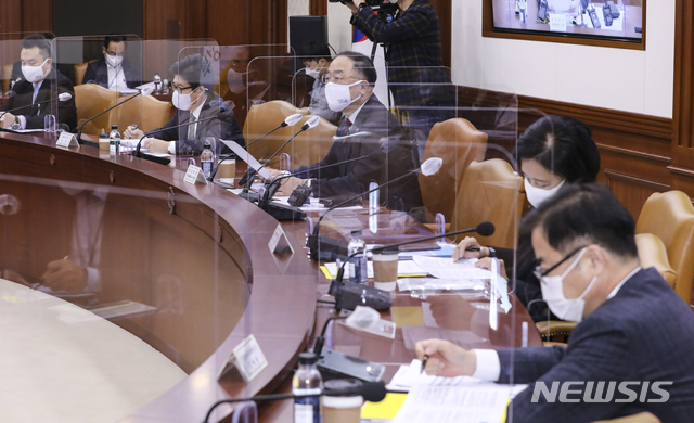 [서울=뉴시스]김명원 기자 = 홍남기 경제부총리 겸 기획재정부 장관이 27일 오전 서울 종로구 정부서울청사에서 열린 제4차 혁신성장전략회의 겸 제39차 경제관계장관회의에 참석해 발언하고 있다. (공동취재사진) 2020.10.27. photo@newsis.com