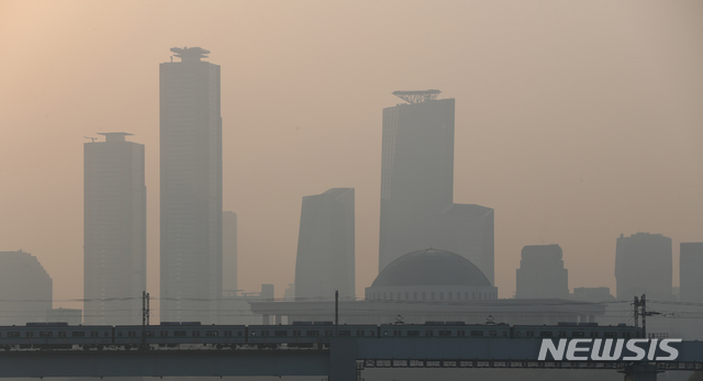 [서울=뉴시스]이윤청 기자 = 중서부지역 중심으로 초미세먼지 수치 '나쁨'을 보이고 내륙 곳곳에 안개가 끼어 있는 27일 오전 서울 마포구 양화대교에서 바라본 서울 여의도 일대가 뿌옇게 보이고 있다. 2020.10.27. radiohead@newsis.com