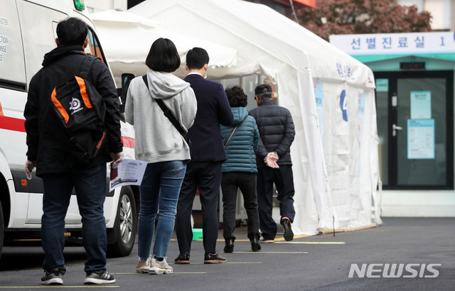 [서울=뉴시스]홍효식 기자 = 지난달 27일 오전 서울 중구 국립중앙의료원에 마련된 신종 코로나바이러스 감염증(코로나19) 선별진료소를 찾은 시민들이 코로나19 검사를 받기 위해 줄지어 대기하고 있다. 2020.10.27.   yesphoto@newsis.com