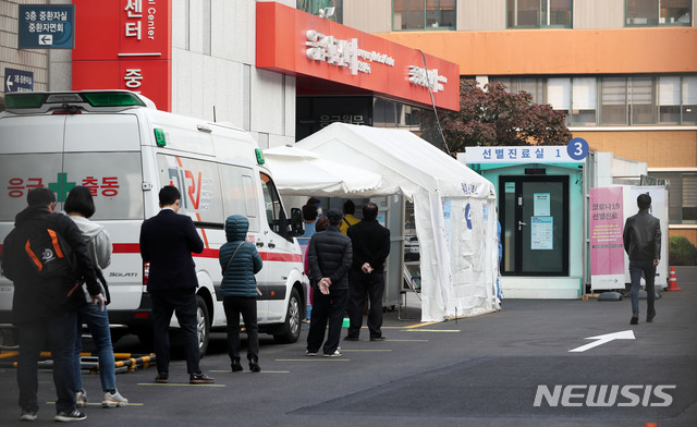 [서울=뉴시스]홍효식 기자 = 27일 오전 서울 중구 국립중앙의료원에 마련된 신종 코로나바이러스 감염증(코로나19) 선별진료소를 찾은 시민들이 코로나19 검사를 받기 위해 줄지어 대기하고 있다. 2020.10.27.&nbsp; yesphoto@newsis.com