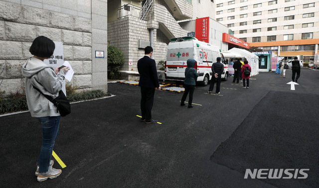 [서울=뉴시스]홍효식 기자 = 27일 오전 서울 중구 국립중앙의료원에 마련된 신종 코로나바이러스 감염증(코로나19) 선별진료소를 찾은 시민들이 코로나19 검사를 받기 위해 줄지어 대기하고 있다. 2020.10.27.&nbsp; yesphoto@newsis.com