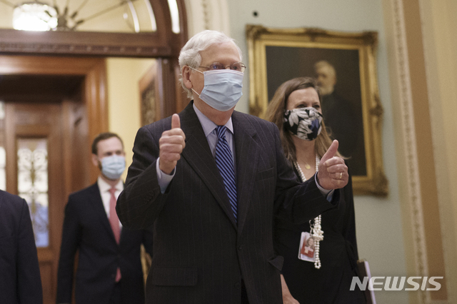 [워싱턴=AP/뉴시스]미치 매코널 미 상원 공화당 원내대표가 26일(현지시간) 에이미 코니 배럿 연방대법관 후보자 인준 투표를 통과시킨 뒤 걸어 나오며 엄지를 들어 보이고 있다. 2020.10.27.