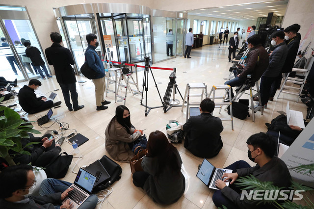 [서울=뉴시스] 사진공동취재단 = 기자들이 27일 오전 고 이건희 삼성그룹 회장의 빈소가 마련된 서울 강남구 서울삼성병원 장례식장에서 취재를 위해 대기하고 있다. 2020.10.27.&nbsp; photo@newsis.com