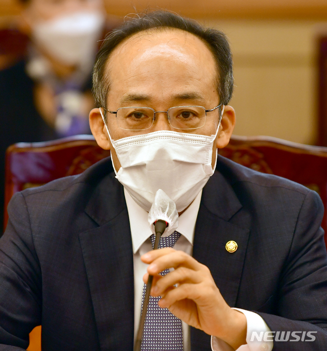 [광주=뉴시스] 류형근 기자 = 국민의힘-광주시 예산정책협의회가 27일 오전 광주 서구 광주시청 비지니스룸에서 열린 가운데 추경호 예산결산특별위원회 간사가 인사말을 하고 있다. 2020.10.27. hgryu77@newsis.com