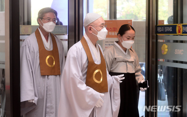 [서울=뉴시스] 사진공동취재단 = 원불교 최고지도자들이 27일 오전 고 이건희 삼성그룹 회장의 빈소가 마련된 서울 강남구 삼성서울병원 장례식장으로 들어서고 있다. 2020.10.27.&nbsp; photo@newsis.com