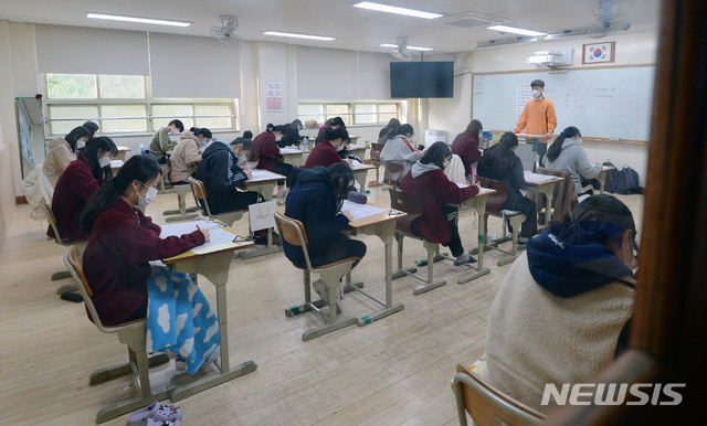 [대구=뉴시스] 이무열 기자 = 2021학년도 대학수학능력시험을 앞둔 지난달 27일 오전 대구 수성구 지산동 수성고등학교에서 고3학생들이 10월 모의고사를 치르고 있다. 2020.10.27. lmy@newsis.com
