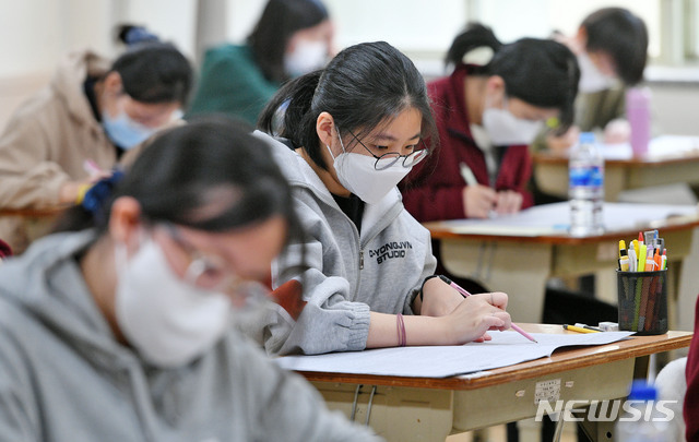 [대구=뉴시스] 대구 수성구 한 고등학교에서 고3학생들이 학력평가를 치르는 모습. (사진=뉴시스DB). 2021.02.17. photo@newsis.com