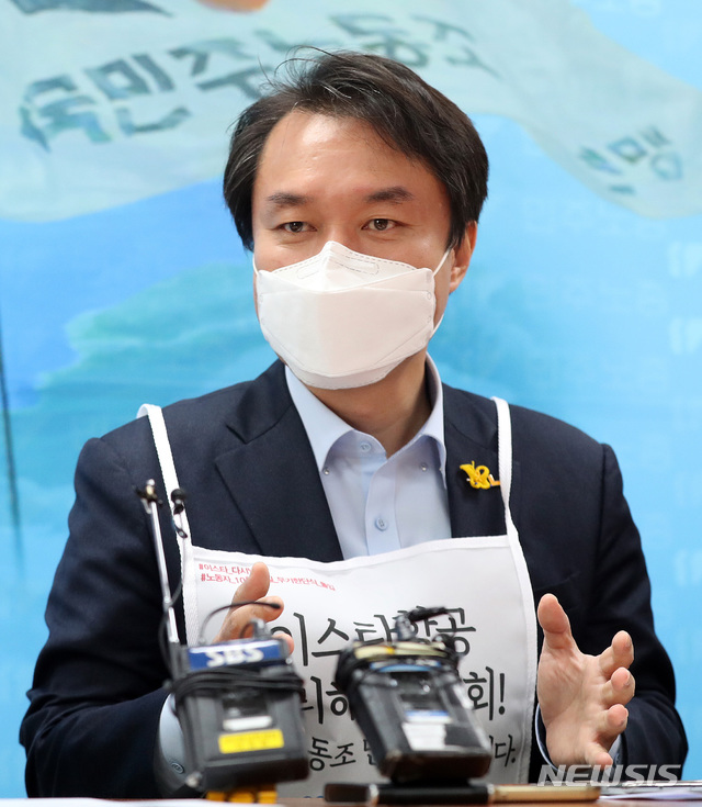 [서울=뉴시스]국회사진기자단 = 김종철 정의당 대표가 27일 오전 서울 중구 민주노총을 방문해 김재하 비상대책위원장과 간담회를 갖고 인사말을 하고 있다. 2020.10.27. photo@newsis.com