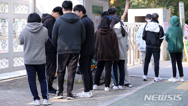 [서울=뉴시스] 이영환 기자 = 성수고등학교 학생들이 27일 오전 서울 성동구 성수고등학교에 마련된 선별진료소에서 신종 코로나바이러스 감염증(코로나19) 검사를 받기위해 대기하고 있다. 성동구는 성수고 3학년 학생이 26일 확진판정을 받아 학생 및 교직원을 대상으로 코로나19 검사를 진행한다고 밝혔다. 2020.10.27. 20hwan@newsis.com