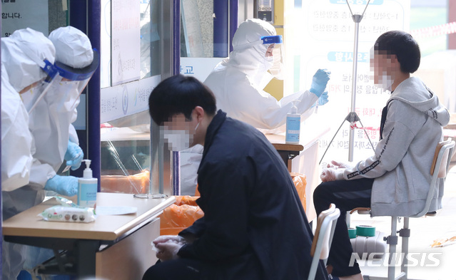 [서울=뉴시스] 이영환 기자 = 성수고등학교 학생들이 지난 27일 오전 서울 성동구 성수고등학교에 마련된 선별진료소에서 신종 코로나바이러스 감염증(코로나19) 검사를 받고 있다. 성동구는 성수고 3학년 학생이 26일 확진판정을 받아 학생 및 교직원을 대상으로 코로나19 검사를 진행한다고 밝혔다. 2020.10.27.&nbsp;&nbsp; 20hwan@newsis.com