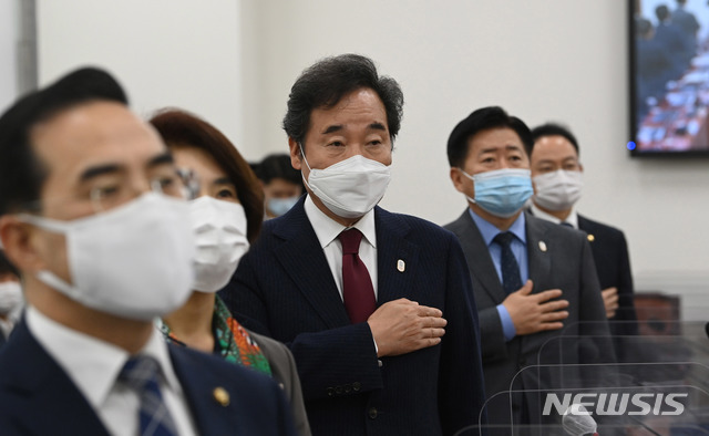 [서울=뉴시스]김선웅 기자 = 이낙연 더불어민주당 대표가 27일 오전 국회에서 화상 연결로 소속 의원들과 진행한 온택트 의원총회에서 국민의례를 하고 있다. (공동취재사진) 2020.10.27 photo@newsis.com