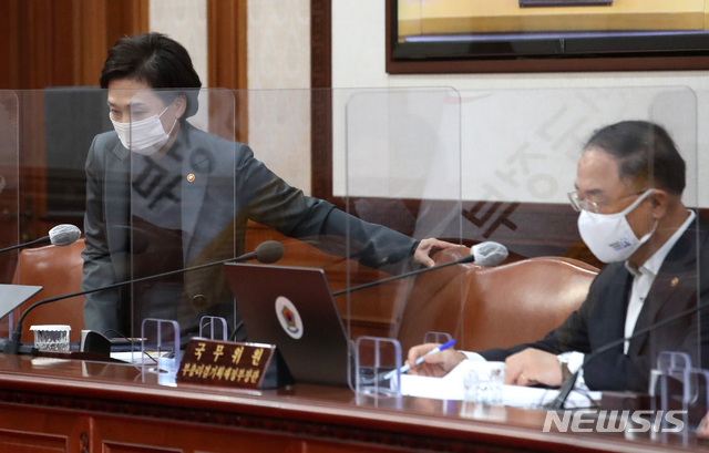 [서울=뉴시스]김명원 기자 = 홍남기 경제부총리 겸 기획재정부 장관과 김현미 국토교통부 장관. 2020.10.27. kmx1105@newsis.com