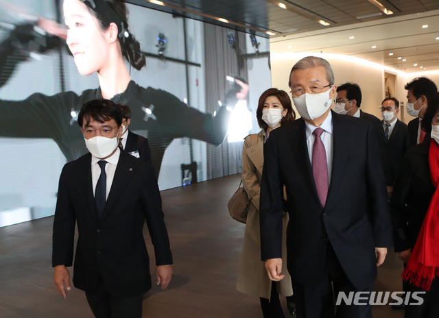 [서울=뉴시스] 국회사진기자단 = 김종인 국민의힘 비상대책위원장이 27일 경기 성남 엔씨소프트에서 열린 국민의힘 미래산업일자리특별위원회 현장간담회에서 김택진 엔씨소프트 대표와 회의실로 이동하고 있다. 2020.10.27. photo@newsis.com