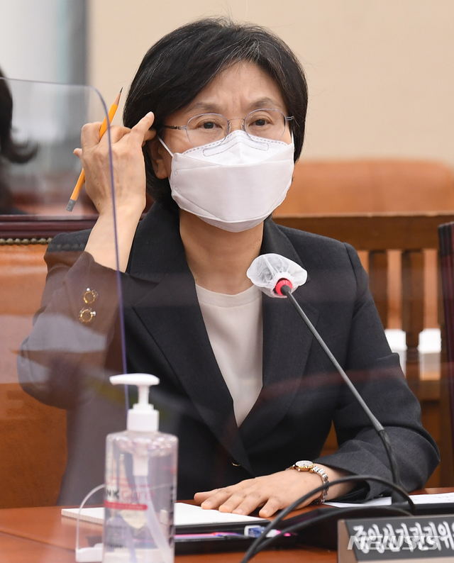 [서울=뉴시스]김선웅 기자 = 노정희 중앙선거관리위원 후보자가 27일 서울 여의도 국회에서 열린 인사청문회에 출석해 의원 질의에 답변하고 있다. 김명수 대법원장이 지명한 노 후보자는 현재 대법관으로, 서울고등법원 부장판사, 법원도서관장 등을 지냈다. 현재 공석인 중앙선관위원장은 선관위원 중 대법관을 호선해 임명하는 것이 관례로, 노 후보자가 청문회를 통과할 경우 최초의 여성 중앙선관위원장이 된다. (공동취재사진) 2020.10.27 photo@newsis.com