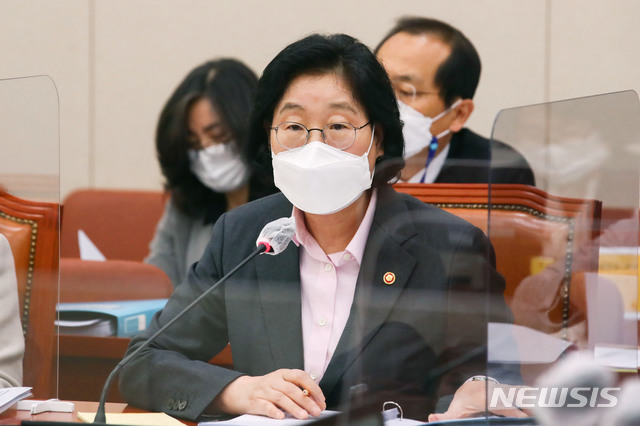 [서울=뉴시스] 김진아 기자 = 이정옥 여성가족부 장관이 27일 오전 서울 여의도 국회에서 열린 여성가족위원회의 여성가족부 등에 대한 국정감사에서 의원들의 질문에 답변하고 있다. (공동취재사진) 2020.10.27. photo@newsis.com