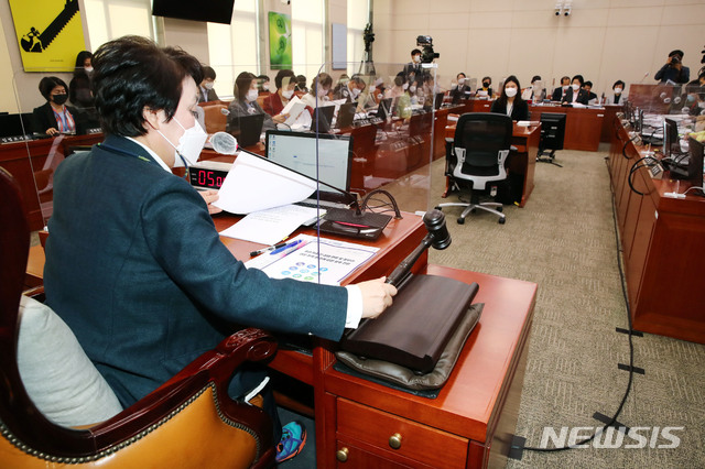 [서울=뉴시스] 김진아 기자 = 정춘숙 국회 여가위원장이 27일 오전 서울 여의도 국회에서 열린 여성가족위원회의 여성가족부 등에 대한 국정감사에서 의사봉을 두드리고 있다. (공동취재사진) 2020.10.27. photo@newsis.com