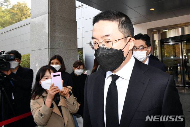 [서울=뉴시스] 사진공동취재단 = 구광모 LG그룹 회장이 27일 오전 서울 강남구 삼성서울병원 장례식장에 마련된 고 이건희 삼성그룹 회장의 빈소에서 조문을 마치고 떠나고 있다. 2020.10.27.&nbsp; photo@newsis.com