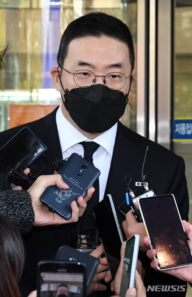 [서울=뉴시스] 사진공동취재단 = 구광모 LG그룹 회장이 27일 오전 서울 강남구 삼성서울병원 장례식장에 마련된 고 이건희 삼성그룹 회장의 빈소에서 조문을 마치고 떠나고 있다. 2020.10.27.  photo@newsis.com