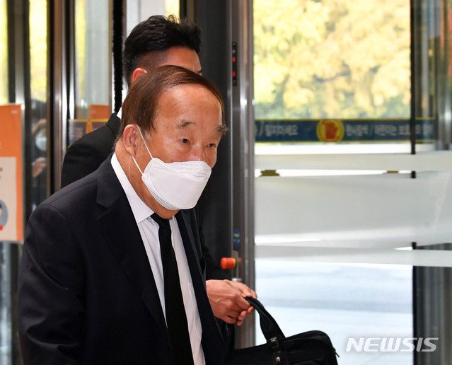 [서울=뉴시스] 사진공동취재단 = 박용성 전 두산그룹 회장이 27일 오전 서울 강남구 삼성서울병원 장례식장에 마련된 고 이건희 삼성그룹 회장의 빈소 조문을 하고 있다. 2020.10.27.  photo@newsis.com