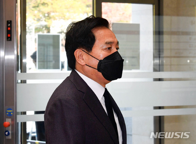 [서울=뉴시스] 사진공동취재단 = 심재철 전 의원이 27일 오전 서울 강남구 삼성서울병원 장례식장에 마련된 고 이건희 삼성그룹 회장의 빈소 조문을 하고 있다. 2020.10.27.   photo@newsis.com