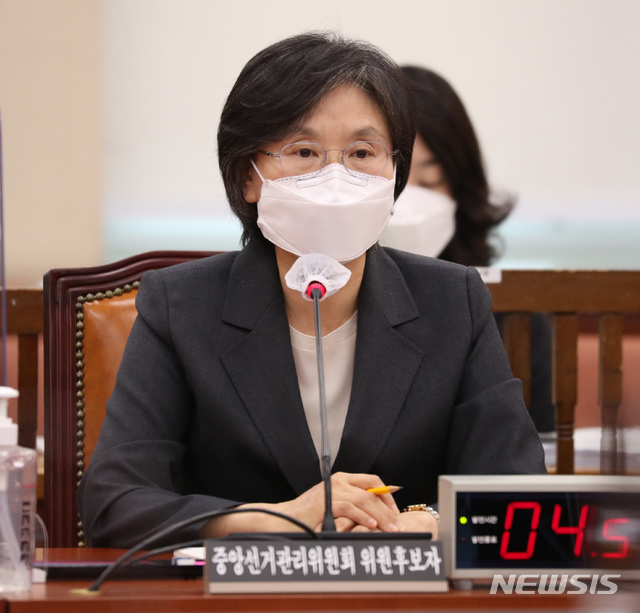 [서울=뉴시스]김선웅 기자 = 노정희 중앙선거관리위원 후보자가 27일 국회에서 열린 인사청문회에서 질의에 답하고 있다. (공동취재사진) 2020.10.27. photo@newsis.com