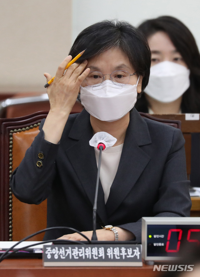 [서울=뉴시스]김선웅 기자 = 노정희 중앙선거관리위원 후보자가 27일 국회에서 열린 인사청문회에서 질의에 답하고 있다. (공동취재사진) 2020.10.27.