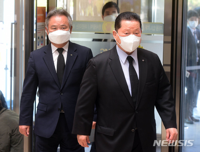 [서울=뉴시스] 사진공동취재단 = 이기흥(왼쪽) 대한체육회장과 김정행 전 대한체육회장이 27일 고 이건희 삼성그룹 회장의 빈소가 마련된 서울 강남구 서울삼성병원 장례식장에 들어서고 있다. 2020.10.27. photo@newsis.com