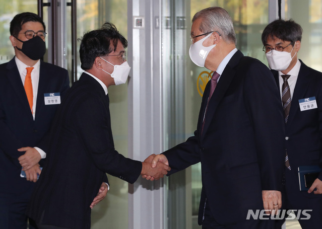 [서울=뉴시스]국회사진기자단 = 김종인 국민의힘 비상대책위원장이 27일 오전 경기 성남시 분당구 엔씨소프트 본사를 방문, 김택진 엔씨소프트 대표와 인사하고 있다. 2020.10.27. photo@newsis.com
