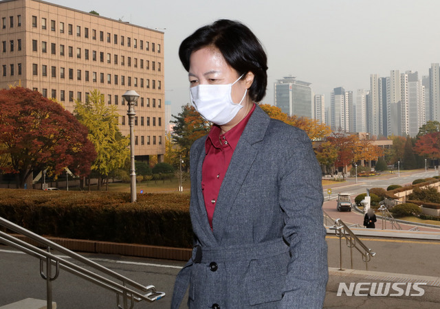 [과천=뉴시스] 고범준 기자 = 추미애 법무부 장관이 27일 오후 경기도 과천 법무부 청사로 들어서고 있다. 2020.10.27. bjko@newsis.com