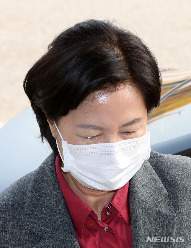 [과천=뉴시스] 고범준 기자 = 추미애 법무부 장관이 27일 오후 경기도 과천 법무부 청사로 들어서고 있다. 2020.10.27.&nbsp; bjko@newsis.com