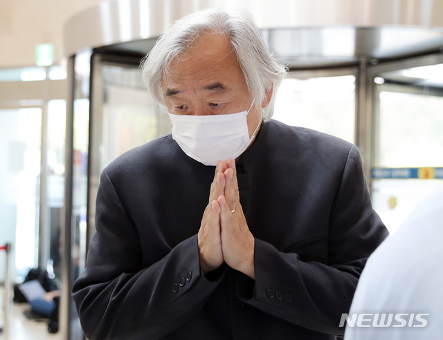 [서울=뉴시스] 박미소 기자 = 백건우 피아니스트가 27일 오후 고 이건희 삼성그룹 회장의 빈소가 마련된 서울 강남구 서울삼성병원 장례식장에 들어서고 있다. 2020.10.27.&nbsp; misocamera@newsis.com