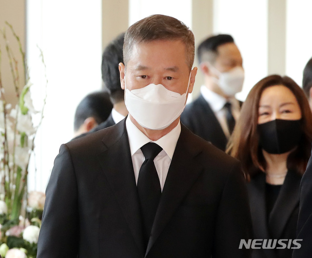 [서울=뉴시스] 박미소 기자 = 홍선근 뉴시스 회장이 27일 오후 고 이건희 삼성그룹 회장의 빈소가 마련된 서울 강남구 서울삼성병원 장례식장을 나서고 있다. 2020.10.27.&nbsp; misocamera@newsis.com