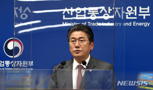 [세종=뉴시스]강종민 기자 = 정승일 산업통상자원부 차관이 지난 27일 정부세종청사에서 로봇산업 선제적 규제혁신 로드맵에 대해 설명하고 있다. 2020.10.28.&nbsp; ppkjm@newsis.com