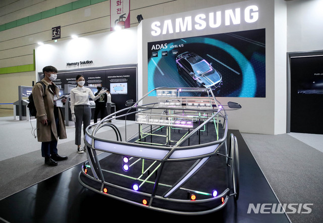 [서울=뉴시스]김병문 기자 = 27일 오후 서울 강남구 코엑스에서 열린 '제22회 반도체대전'(SEDEX)을 찾은 관람객이 삼성 부스에 전시된 자율주행 자동차에 사용되는 메모리들을 둘러보고 있다.&nbsp; 2020.10.27. dadazon@newsis.com