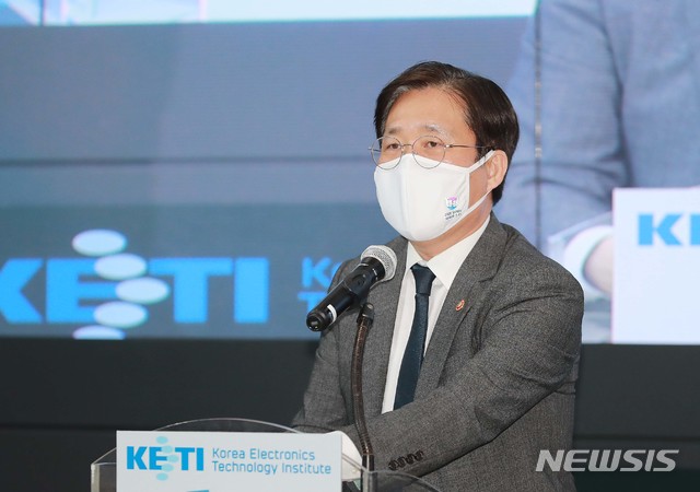 [서울=뉴시스]박주성 기자 = 성윤모 산업통상자원부 장관. (사진=산업통상자원부 제공). 2020.10.27. photo@newsis.com