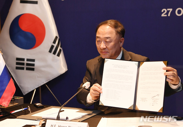 [서울=뉴시스]박주성 기자 = 홍남기 부총리 겸 기획재정부 장관이 27일 오후 서울 광화문 포시즌스호텔에서 유리 트루트네프 러시아 부총리와의 '한-러 수교30주년 준비위원장 겸 경제공동위 수석대표간 화상회의'에서 9-Bridgy 2.0 공동선언문에 서명을 하고 있다. (사진=기획재정부 제공). 2020.10.27. photo@newsis.com