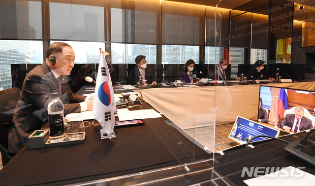 [서울=뉴시스]박주성 기자 = 홍남기 부총리 겸 기획재정부 장관이 27일 오후 서울 광화문 포시즌스호텔에서 유리 트루트네프 러시아 부총리와의 '한-러 수교30주년 준비위원장 겸 경제공동위 수석대표간 화상회의'에 참석, 모두발언을 하고 있다. (사진=기획재정부 제공). 2020.10.27. photo@newsis.com