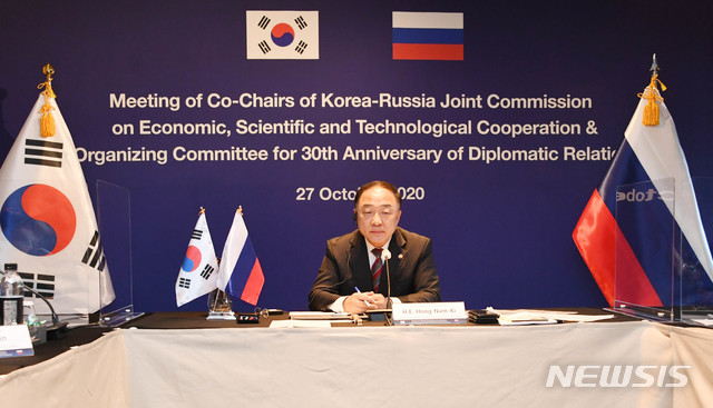 [서울=뉴시스]박주성 기자 = 홍남기 부총리 겸 기획재정부 장관이 27일 오후 서울 광화문 포시즌스호텔에서 유리 트루트네프 러시아 부총리와의 '한-러 수교30주년 준비위원장 겸 경제공동위 수석대표간 화상회의'에 참석, 모두발언을 하고 있다. (사진=기획재정부 제공). 2020.10.27. photo@newsis.com